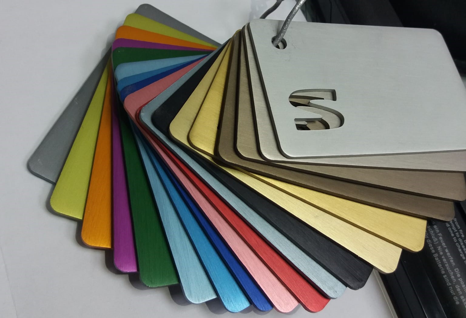 ¿Se puede dar color al aluminio?